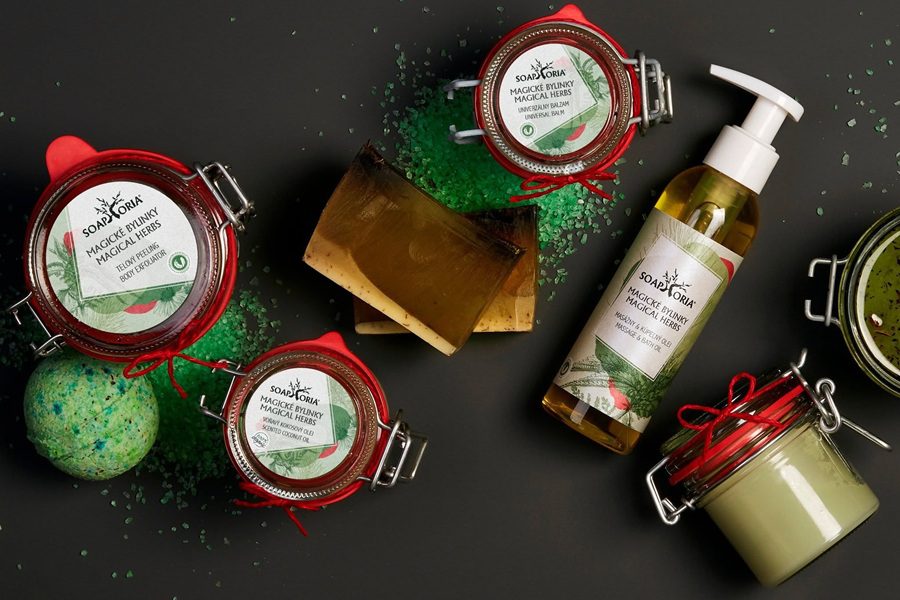 Soaphoria: solný tělový peeling Babiččina zahrada s heřmánkem, kopřivou a podbělem (recenze) 11 bylinky 1