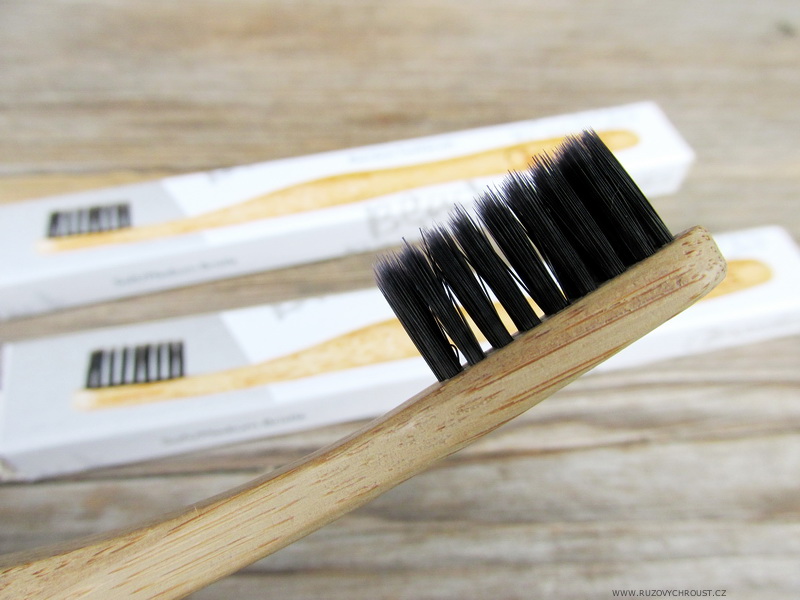 Bambusový kartáček na zuby s aktivním uhlím Nordics