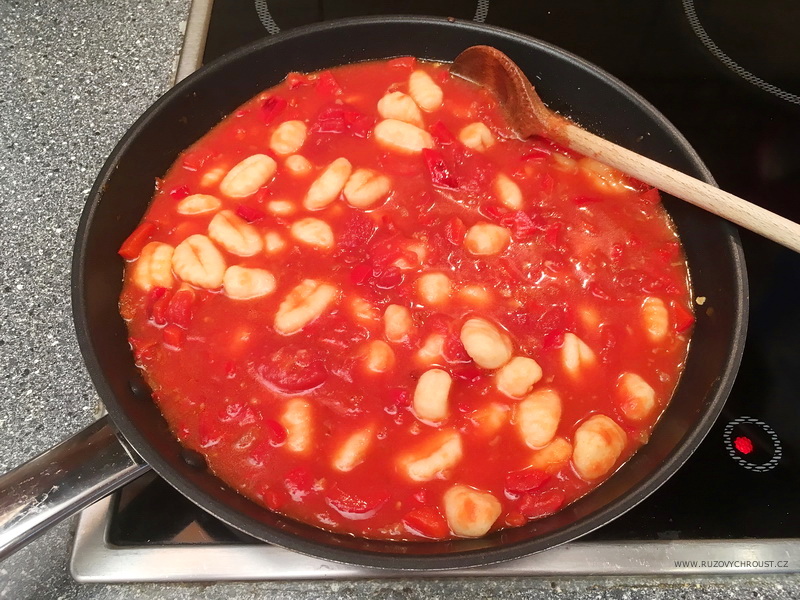 Zapečené gnocchi s rajčaty + rajčatový salát