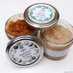 Kokosový kofeinový peeling Savon (recenze)