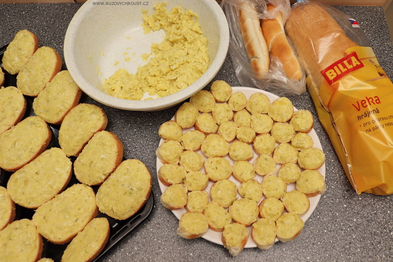 Chlebíčky a jednohubky s bramborovou pomazánkou