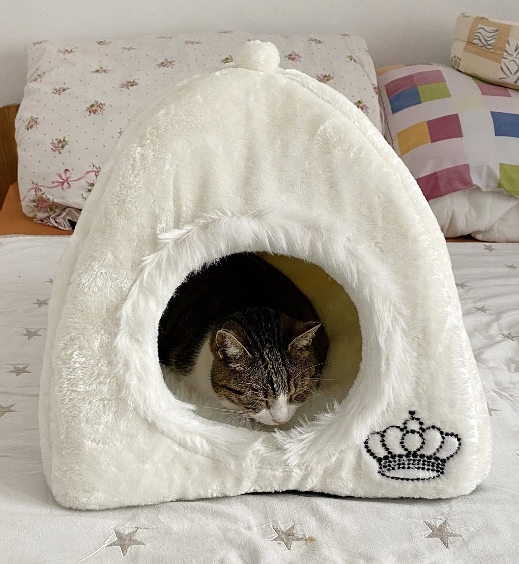 Vyhřívaný pelíšek pro kočku - plyšová kukaň