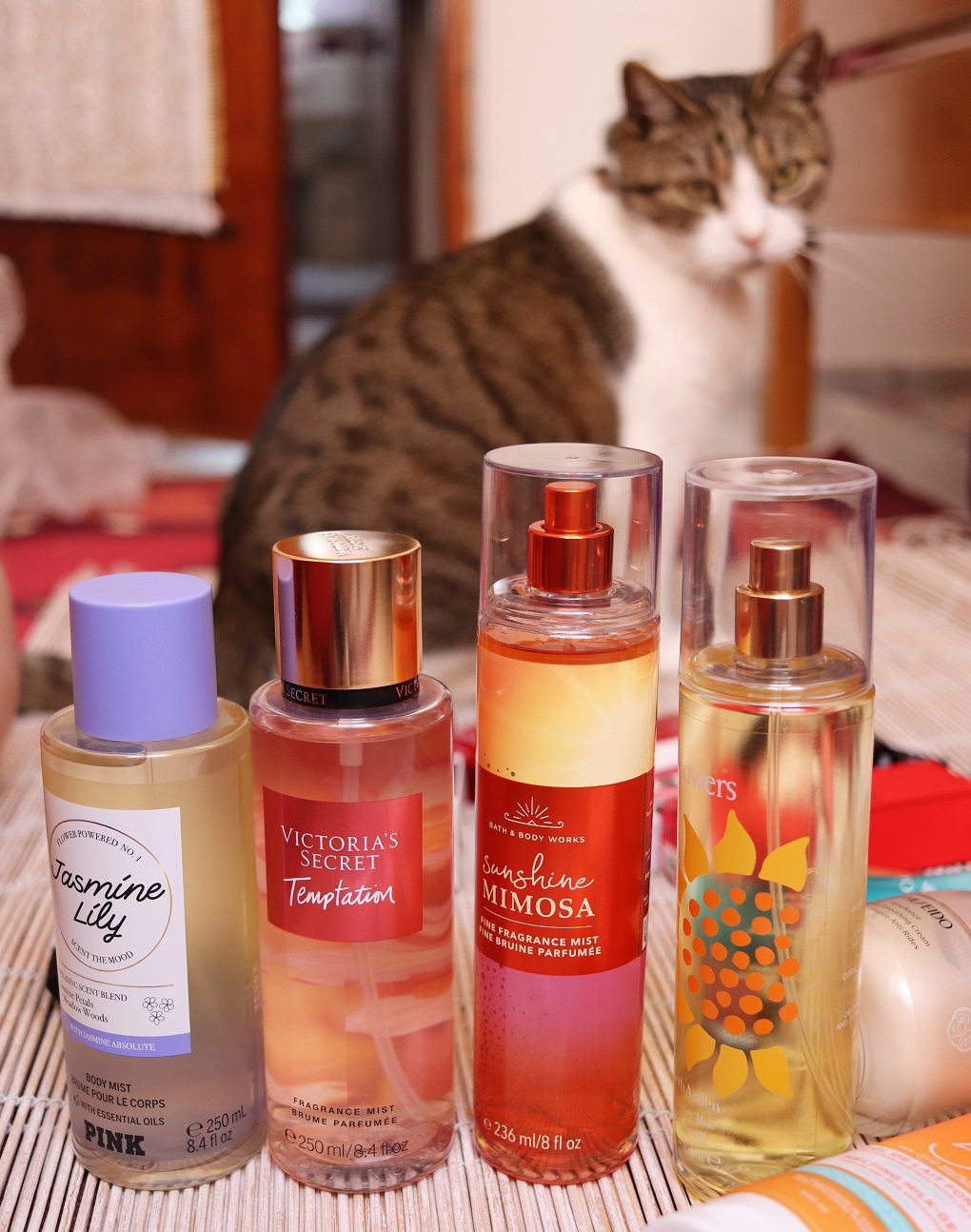 Letní tělové spreje - PINK Jasmine Lily, Victoria's Secret Temptation, Bath & Body Works Sunshine Mimosa a Elizabeth Arden Sunflowers