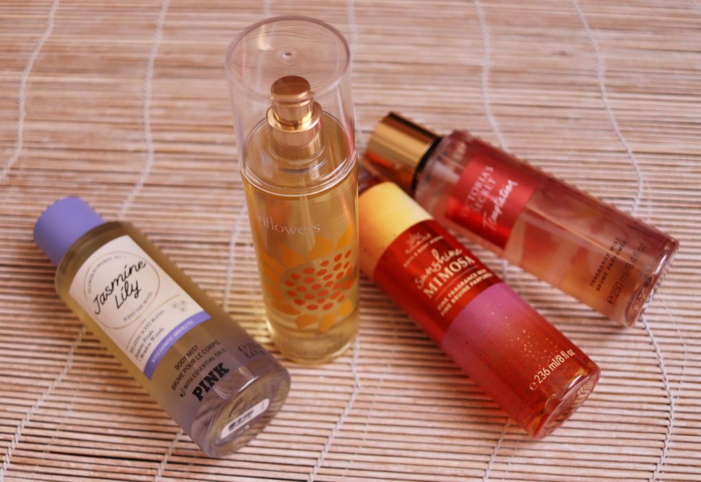 Letní tělové spreje - PINK Jasmine Lily, Victoria's Secret Temptation, Bath & Body Works Sunshine Mimosa a Elizabeth Arden Sunflowers