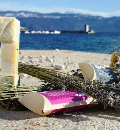 Kosmetika Najfiniji: vůně Středomoří v srdci Záhřebu | květový hydrolát Slaměnka - recenze