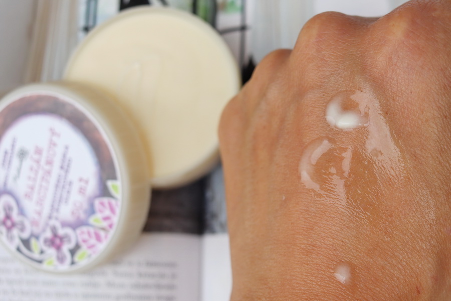 marcipánový balzámek Medarek - ukázka na hřbetu ruky