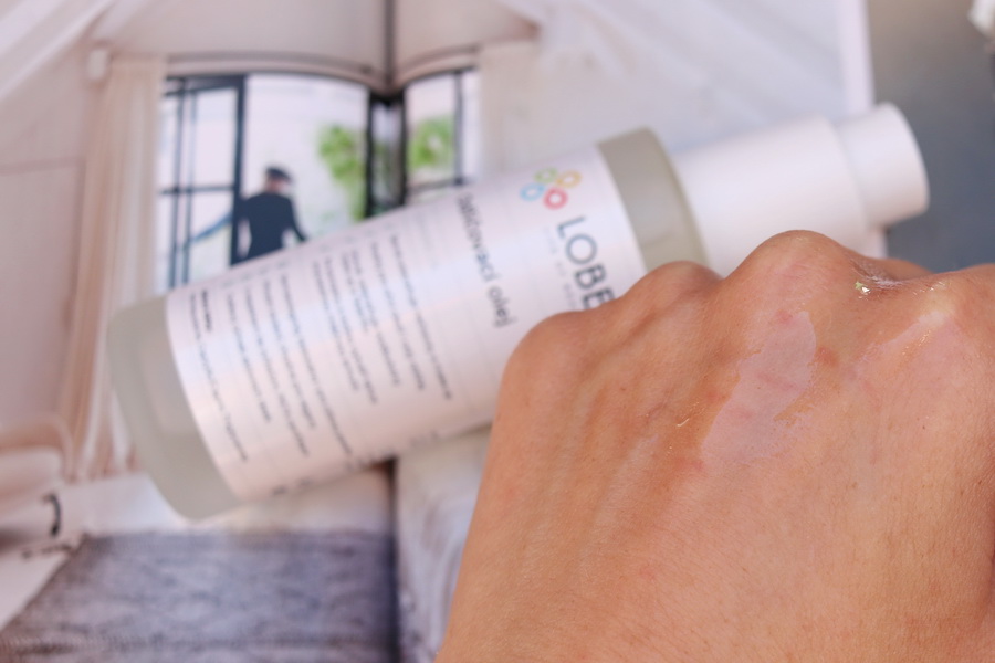 ukázka Lobey oleje na hřbetu ruky