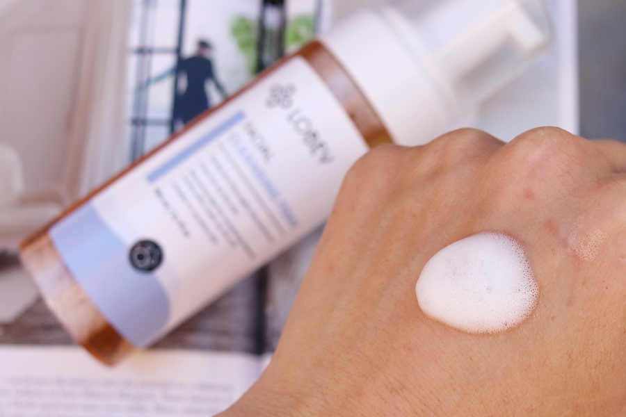 ukázka obličejové mycí pěny Lobey na hřbetu ruky