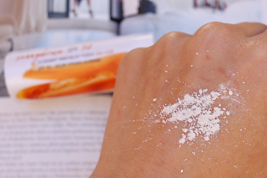 ukázka textury pudru Sunnyphoria na hřbetu ruky