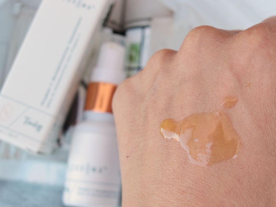 ukázka koncentrátu Blissoma Timeless na hřbetu ruky