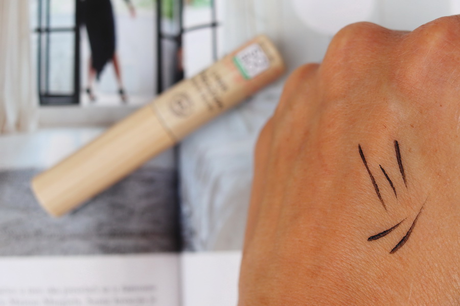 ukázka tekutých očních linek SO'BIO na hřbetu ruky