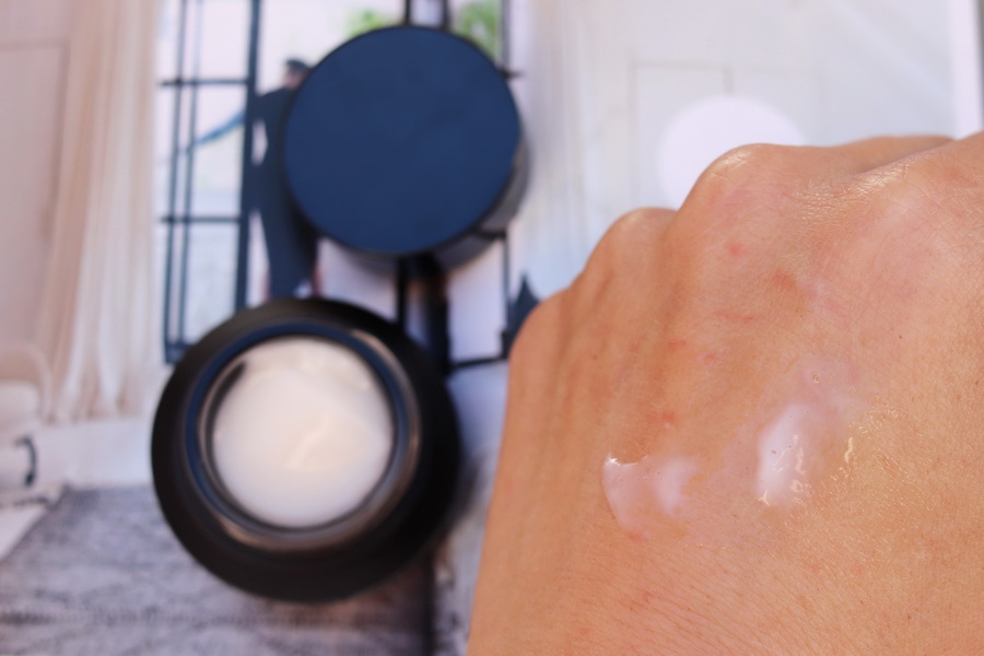 ukázka očního krému na hřbetu ruky