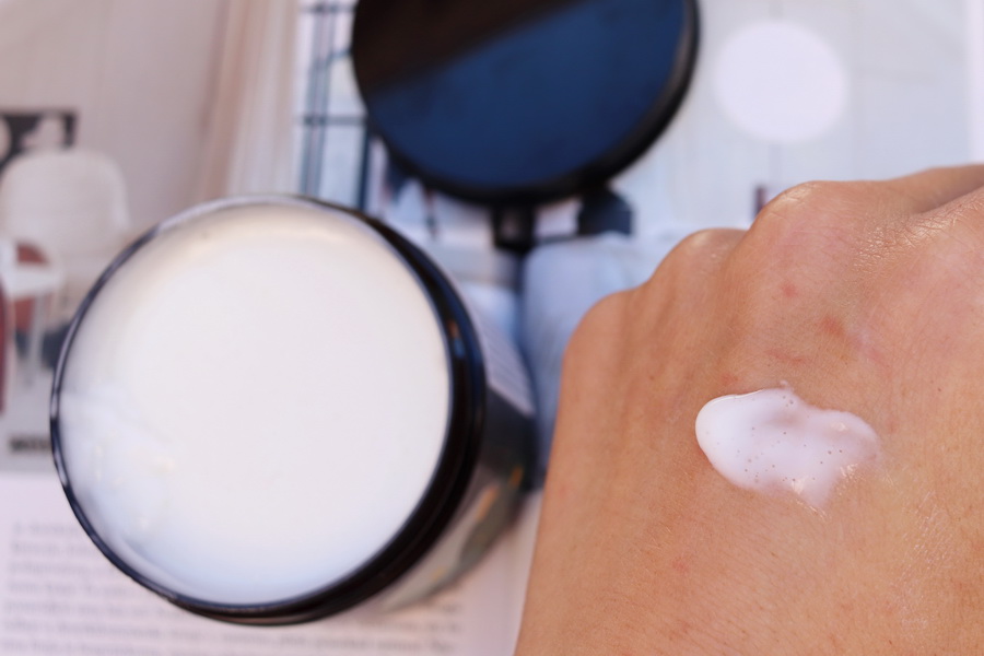 ukázka masky Soaphoria proti padání vlasů na hřbetu ruky