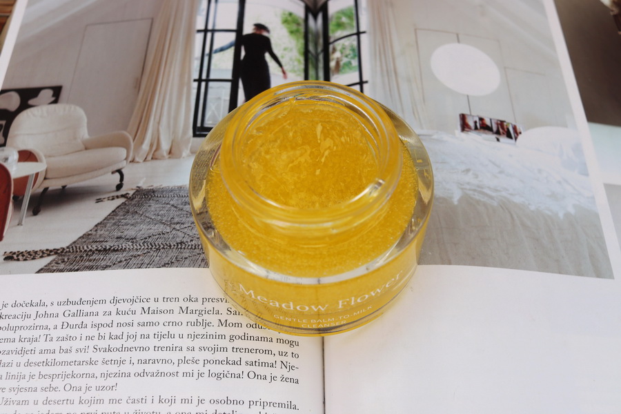 detail otevřené skleničky čisticího balzámu USVA