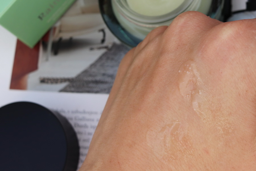 Rainforest balzám na hřbetu ruky pro ukázku konzistence