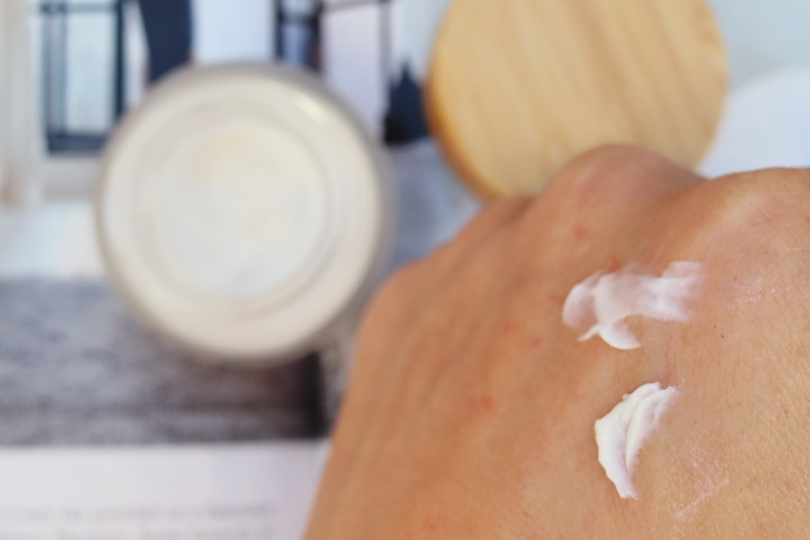 ukázka očního séra na hřbetu ruky