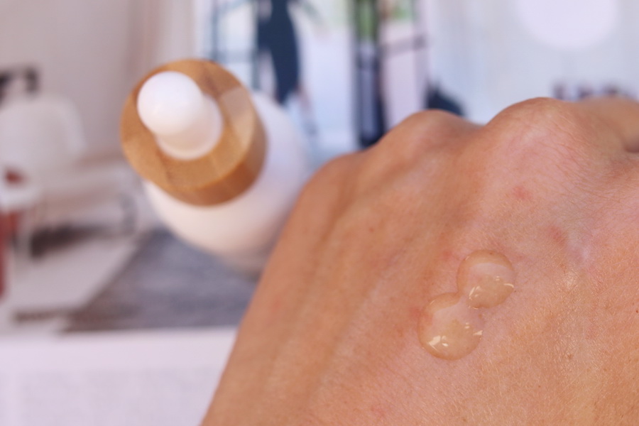 ukázka séra na hřbetu ruky