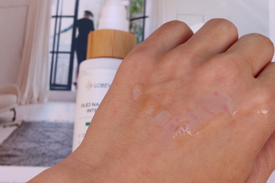 ukázka oleje na hřbetu ruky