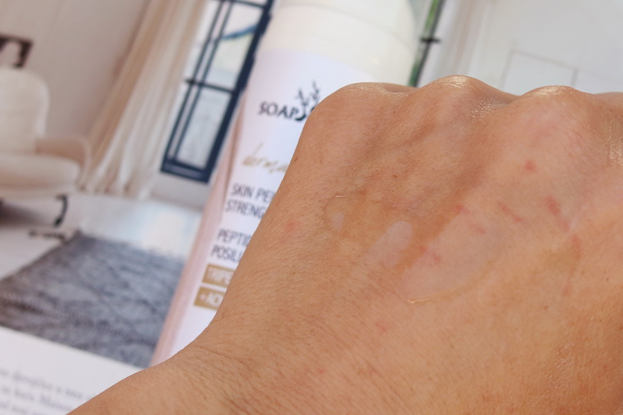 ukázka esence na hřbetu ruky