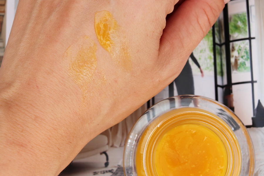 balzám Wild Fruit USVA na hřbetu ruky