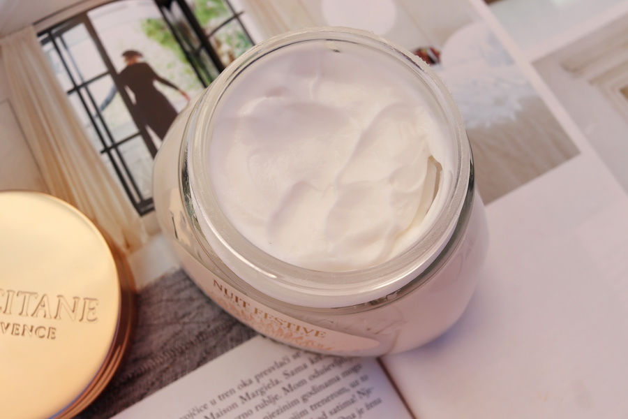 otevřená sklenička s tělovým krémem