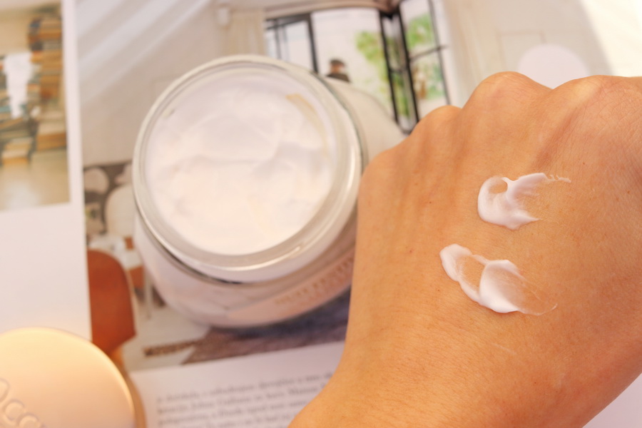 zpevňující tělový krém na hřbetu ruky
