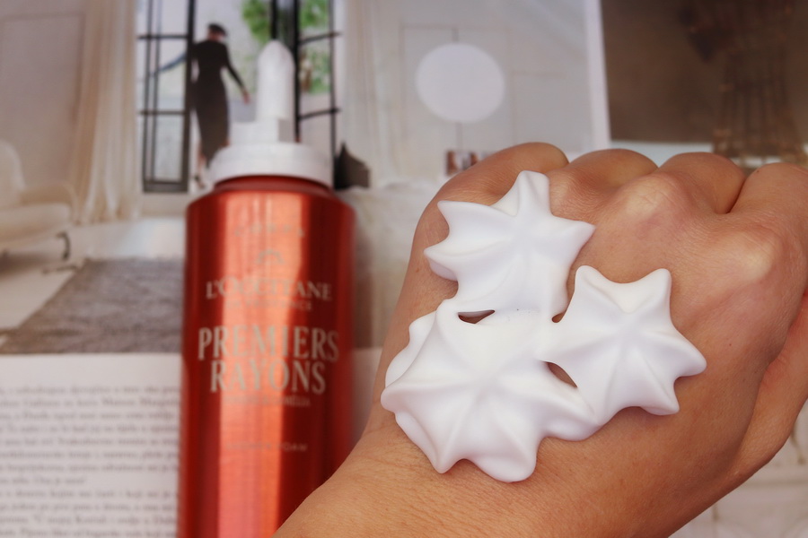 ukázka sprchové pěny na hřbetu ruky