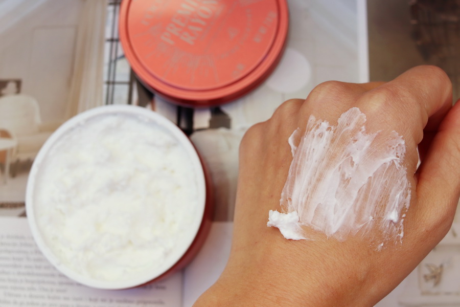 rozetřený krém na hřbetu ruky