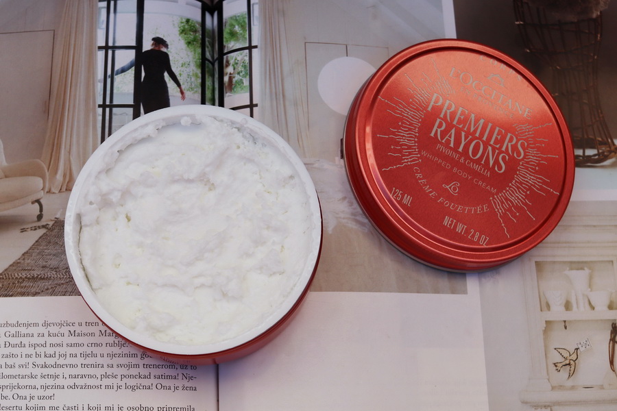 otevřený kelímek s tělovým krémem