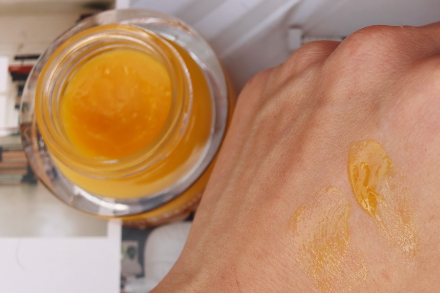 USVA Wild Fruit balzám na hřbetu ruky