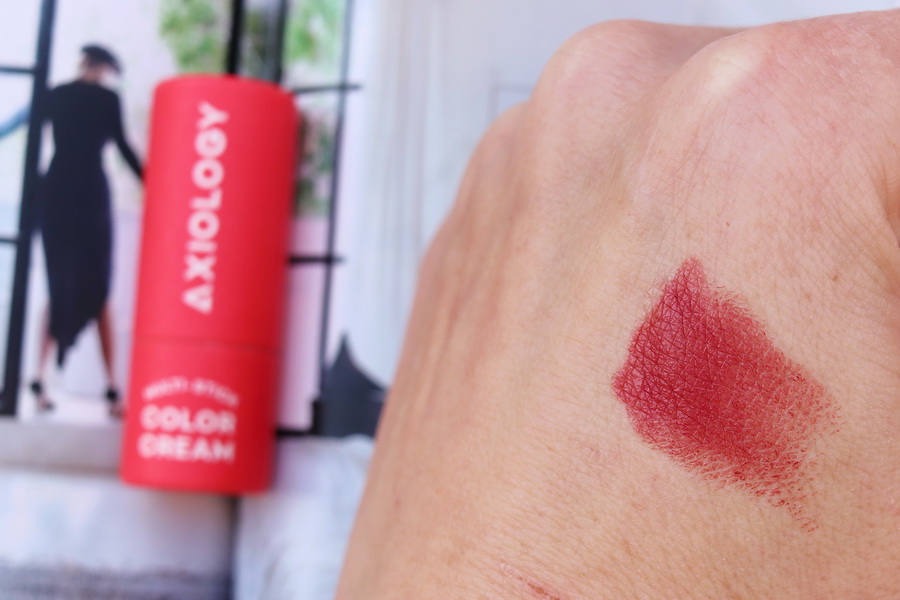 Axiology True na hřbetu ruky