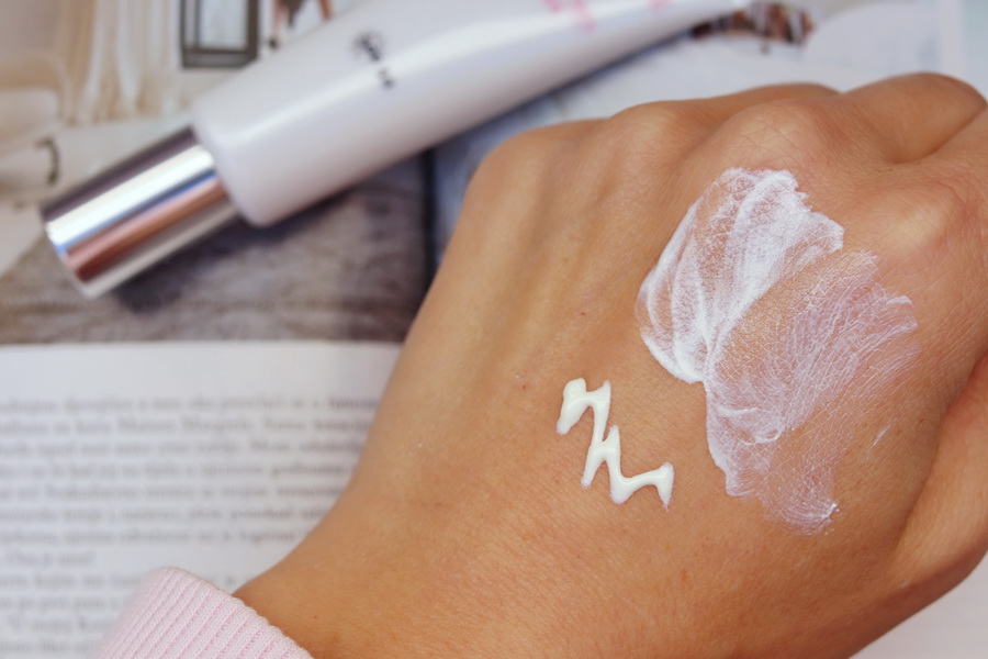 ukázka krému na hřbetu ruky