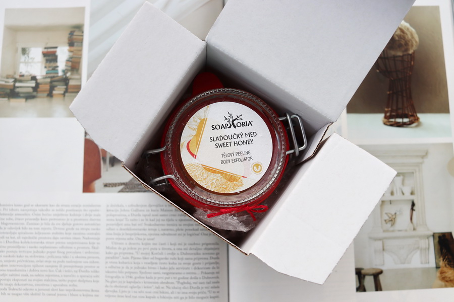 sklenička peelingu v papírové krabičce