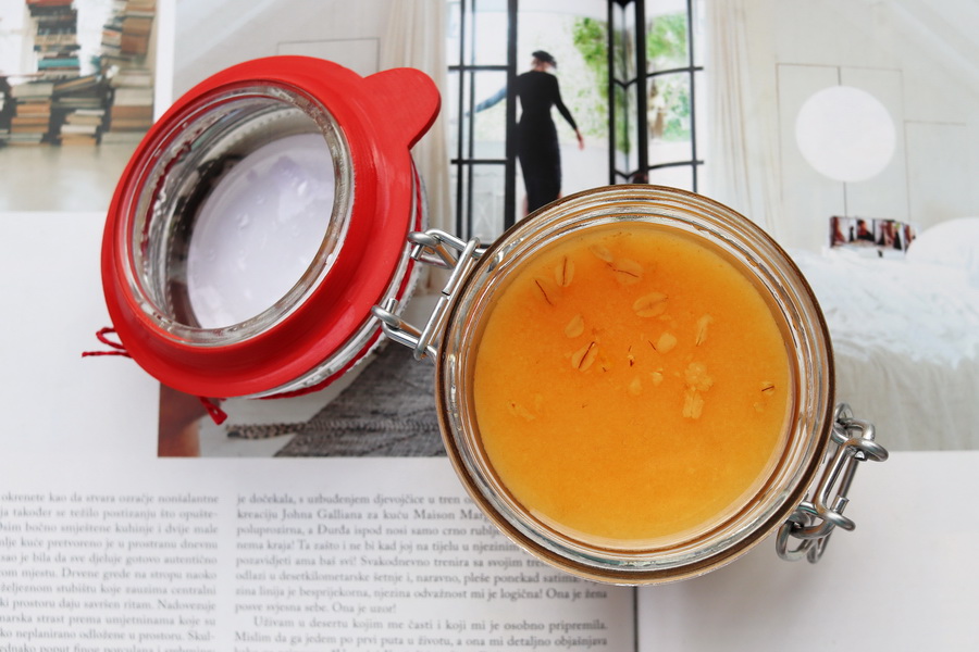 otevřená sklenička s peelingem