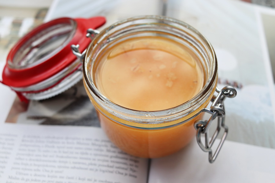 otevřená sklenička s peelingem