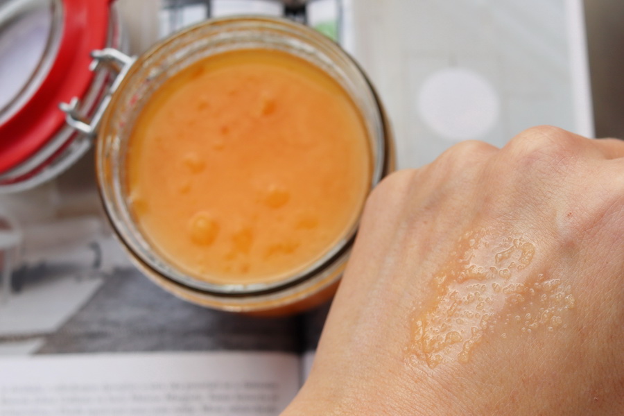 ukázka peelingu na hřbetu ruky