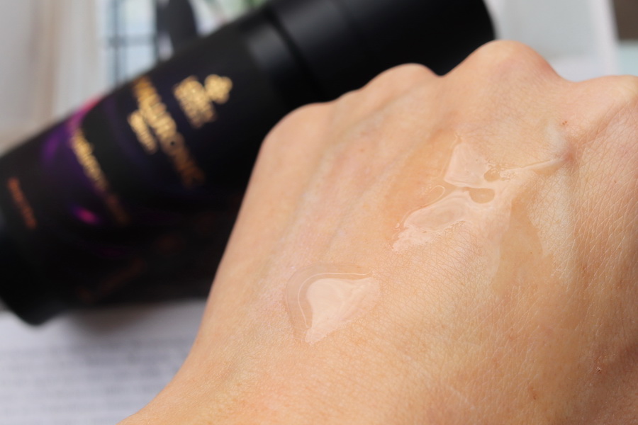 ukázka séra na hřbetu ruky