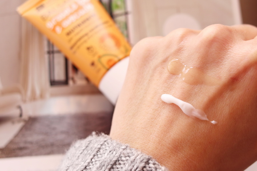 ukázka textur šamponu a kondicionéru na hřbetu ruky