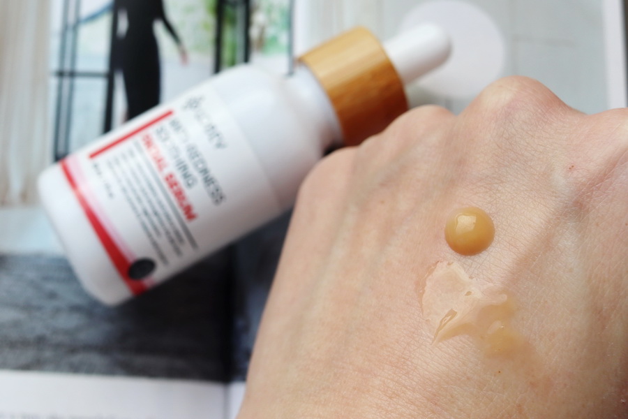 sérum na hřbetu ruky