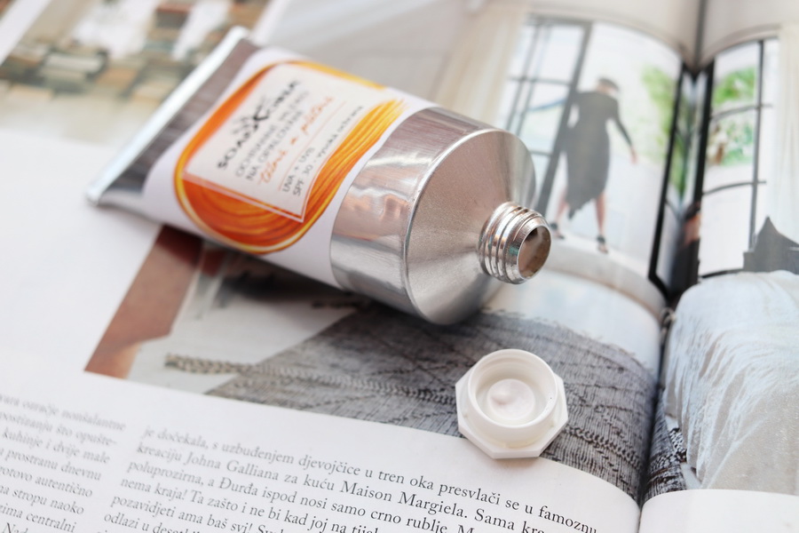 detail tuby opalovacího krému