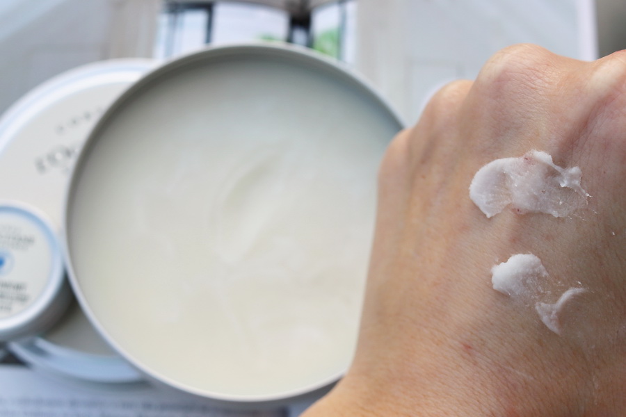 bambucké máslo na hřbetu ruky