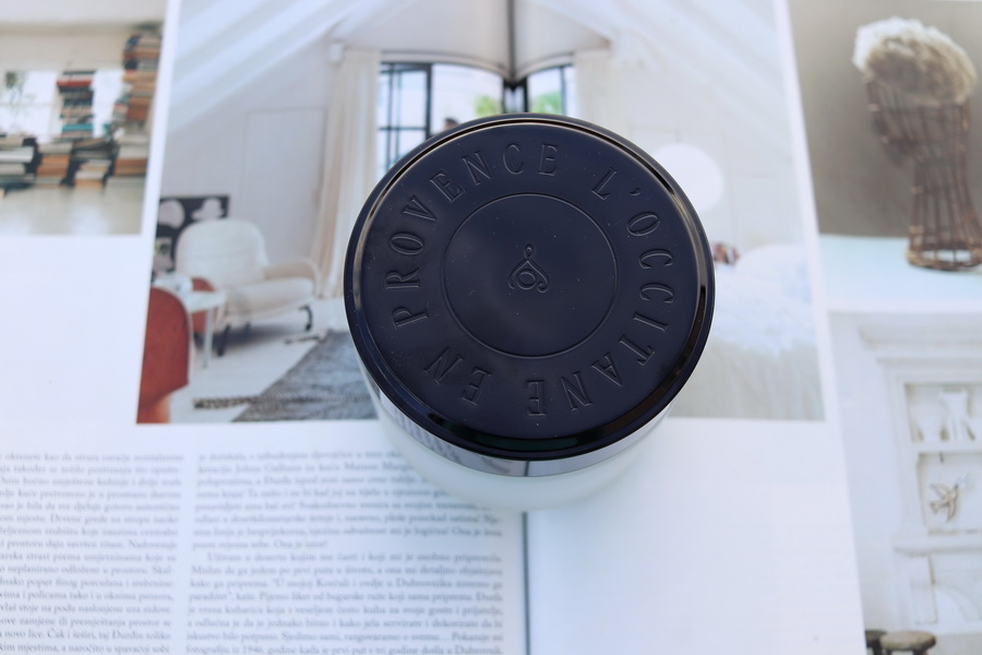 detail víčka krému