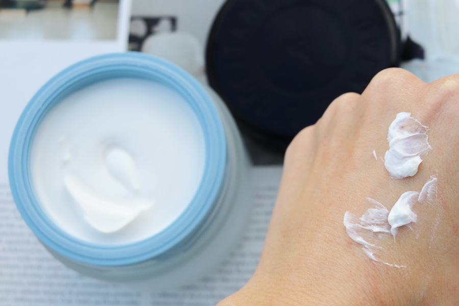 tělový krém na hřbetu ruky