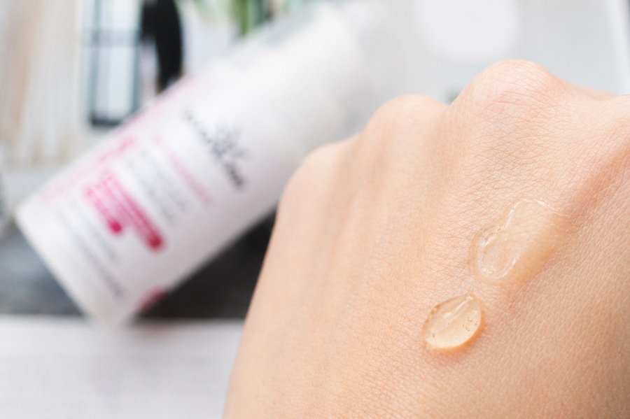 želé na hřbetu ruky