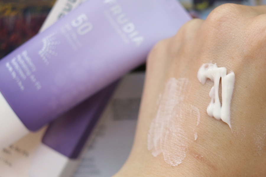 Hydratační opalovací krém Frudia Blueberry SPF 50 (recenze) 4 ukázka krému na hřbetu ruky