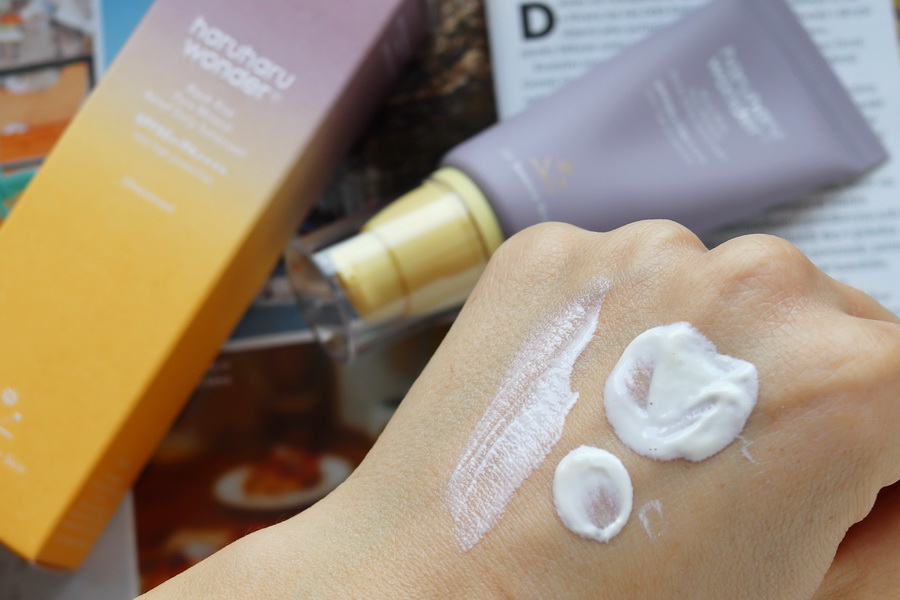 Haruharu Wonder Black Rice SPF 50: Minerální opalovací krém na obličej (recenze) 5 ukázka textury krému na hřbetu ruky