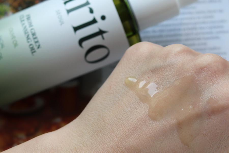 PURITO From Green Cleansing Oil: hydrofilní odličovací olej (recenze) 5 olej na hřbetu ruky