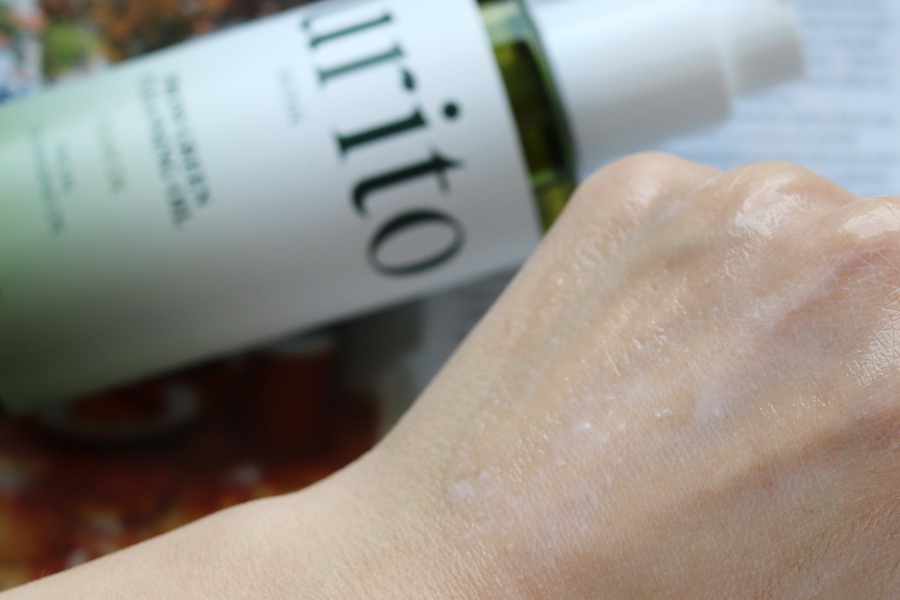 PURITO From Green Cleansing Oil: hydrofilní odličovací olej (recenze) 6 hydrofilní olej na hřbetu ruky
