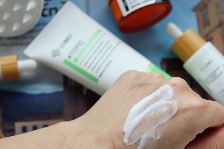Lobey: 6 produktů, které bych hodila do košíku jako první (aneb po 44 recenzích už vím, co chci) 6 tělové mléko ATOPIC od Lobey na hřbetu ruky