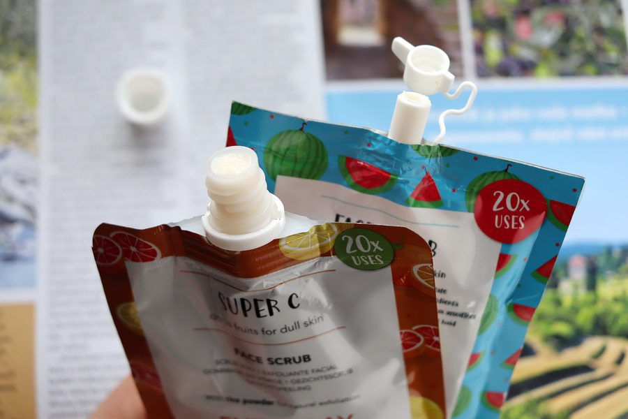 Everyday for Future: rozjasňující peeling Super C a hydratační peeling Splashymelon (2 recenze) 3 detaily uzávěrů peelingů